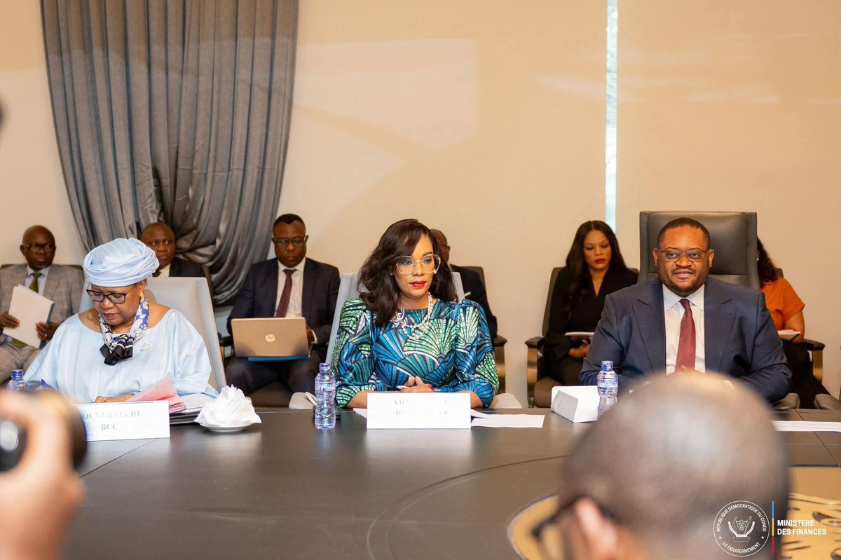 #RDC | La Troïka politique | Finances-Budget-BCC
 #Doudou_Fwamba_Likunde Li-Botayi, a precidé, ce mardi 17 juin 2025, la Troïka politique, qui est une étape décisive avec la signature du Mémorandum des politiques économiques et financières par les ministres des Finances et du