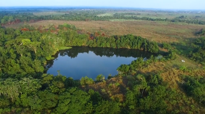 #EntreGaboma, Le saviez-vous ?

Les eaux noires du lac de Ndéndé, appelé Tsumbu, rappellent le pacte brisé par la femme que Musumba avait choisie pour être donnée à Budjala. Elle fut engloutie. Depuis, les eaux du lac, marquées par ce pacte rompu, sont restées noires.