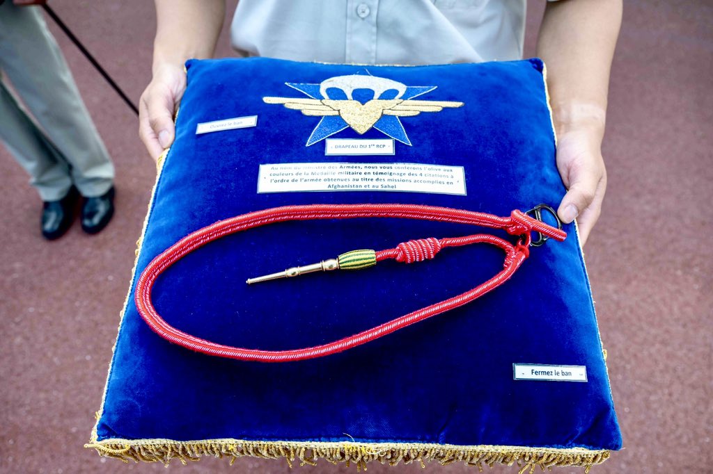🦅Le #1RCP a vu sa fourragère aux couleurs de la Valeur militaire décorée de l’olive aux couleurs de la Médaille militaire
➡️Une haute distinction qui récompense les 4️⃣ citations à l’ordre de l’armée obtenues par les Rapaces pour les missions accomplies en Afghanistan et au Sahel
