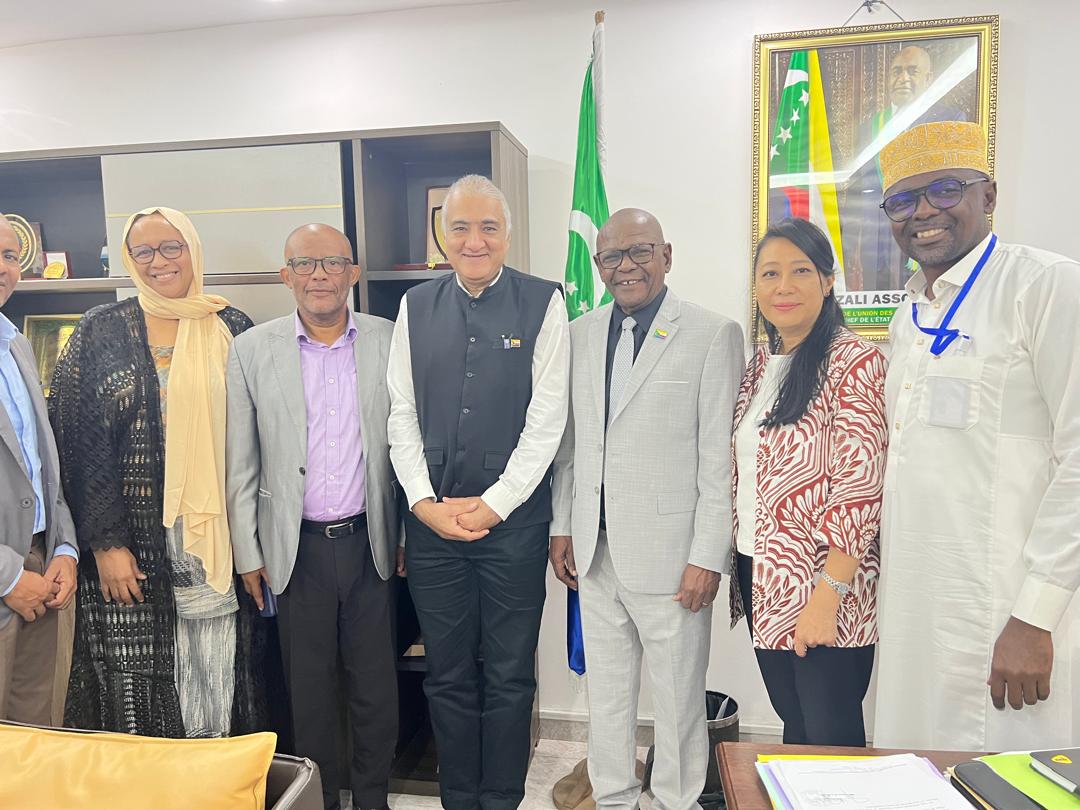 PNUD Comores (@pnud_comores) on Twitter photo Rencontre entre le Ministre de l’Intérieur et le Représentant Résident du <a href="/PNUD_Comores/">PNUD Comores</a>.
Discussions autour du soutien aux réformes de sécurité, à la lutte contre l’extrémisme violent, et à la préparation du Congrès national des maires.
#Gouvernance #Sécurité #Comores Rencontre entre le Ministre de l’Intérieur et le Représentant Résident du <a href="/PNUD_Comores/">PNUD Comores</a>.
Discussions autour du soutien aux réformes de sécurité, à la lutte contre l’extrémisme violent, et à la préparation du Congrès national des maires.
#Gouvernance #Sécurité #Comores
