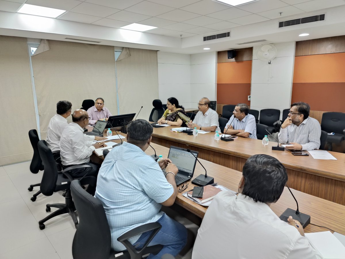 EnergyOdisha's tweet photo. Principal Secretary Shri @vishaldevk chaired a crucial review meeting on the progress and plans of Floating Solar Projects, Pumped Storage Projects, and Battery Energy Storage Systems (BESS) in #Odisha. The meeting was attended by senior officials of @GridcoOdisha, @ohpc_odisha, and Energy Department.

@MohanMOdisha @KVSinghDeo1 @CMO_Odisha