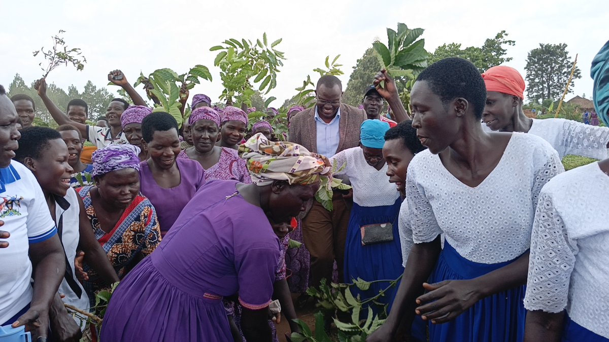 977unityfm's tweet image. Happening Now. 
The Office of the Prime Minister, is convening a Baraza in Awaka Duny village. The objective of this community engagement is to assess and evaluate the state of service delivery within the district.

#UnityNews