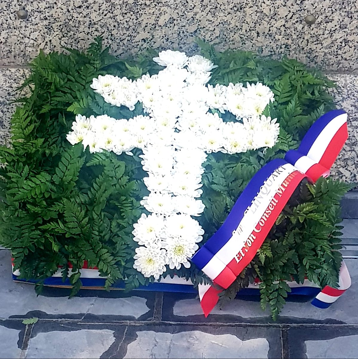 Cérémonie de l'appel du 18 juin 1940 lancé par le Général De Gaulle
La France gardera son honneur et permettra de libérer le territoire parce que l'armée des ombres aura été constituée
La France leur doit tant.
Merci aux enfants de l'école Manier