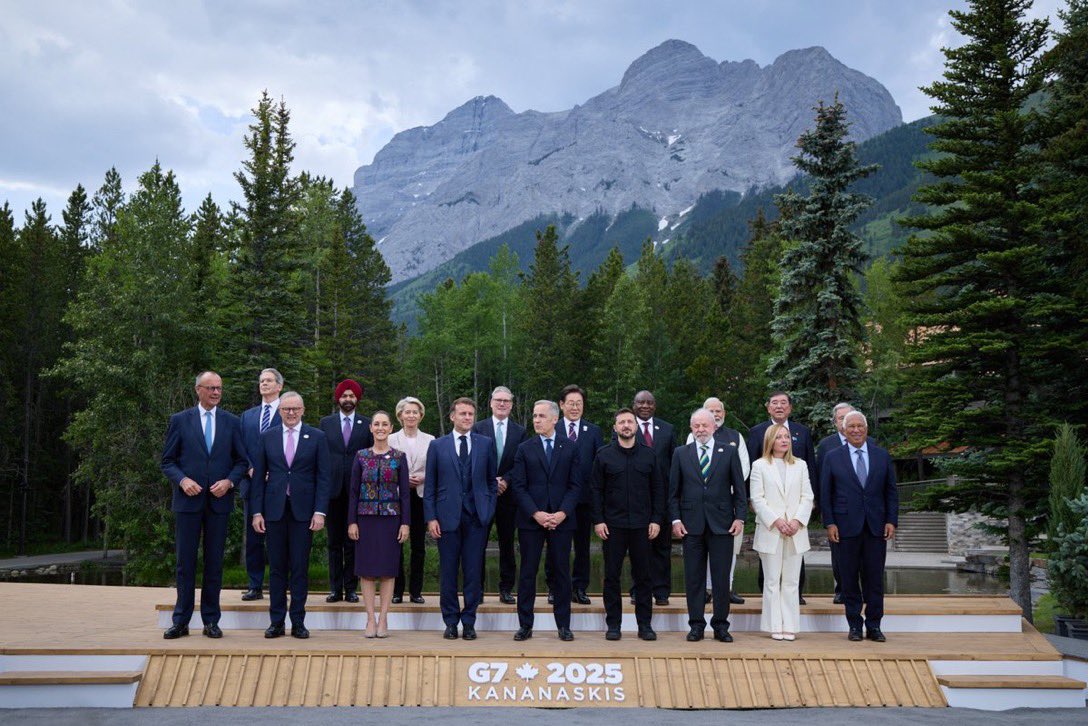 Ma che bella foto ci arriva dal G7 (7 e non 8, per fortuna) in Canada a cui partecipa anche il Presidente dell’Ucraina Zelensky.

Per qualche motivo che non so spiegare, mi dà un senso di… normalità.