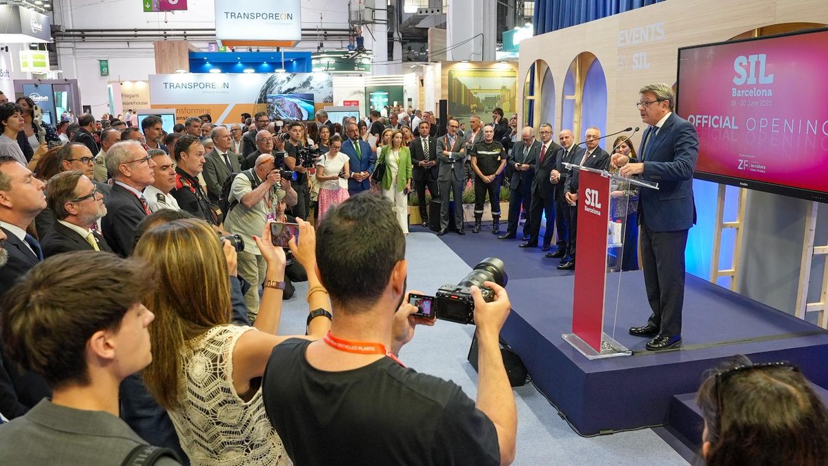 Adif (@adif_es) on Twitter photo 🟢🔛 ¡Estamos en el #SIL2025! El presidente de Adif, Pedro Marco de la Peña, ha acompañado al secretario de Estado de <a href="/transportesgob/">Ministerio Transportes y Movilidad Sostenible</a>, <a href="/jasantano/">Jose Antonio Santano</a>, en la inauguración.
Un año más, participamos en la feria logística de referencia, donde hablaremos de Autopistas Ferroviarias, 🟢🔛 ¡Estamos en el #SIL2025! El presidente de Adif, Pedro Marco de la Peña, ha acompañado al secretario de Estado de <a href="/transportesgob/">Ministerio Transportes y Movilidad Sostenible</a>, <a href="/jasantano/">Jose Antonio Santano</a>, en la inauguración.
Un año más, participamos en la feria logística de referencia, donde hablaremos de Autopistas Ferroviarias,