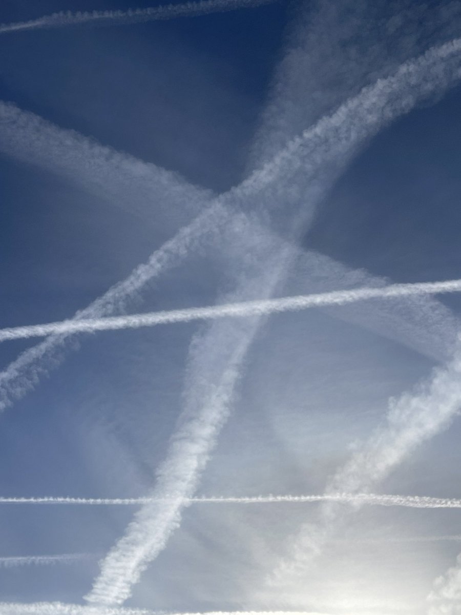 How people are ignoring skies like this is frankly unbelievable.