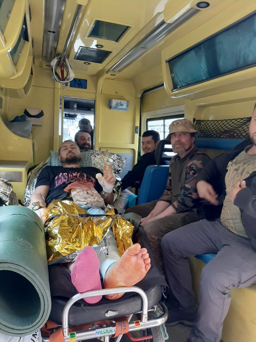 VvZiper's tweet image. Наша команда рятівників @lifesavecenter працює на сході, вчора була цікава евакуація, знайдіть відмінність на фото, це ще раз доказує незламність наших захисників.