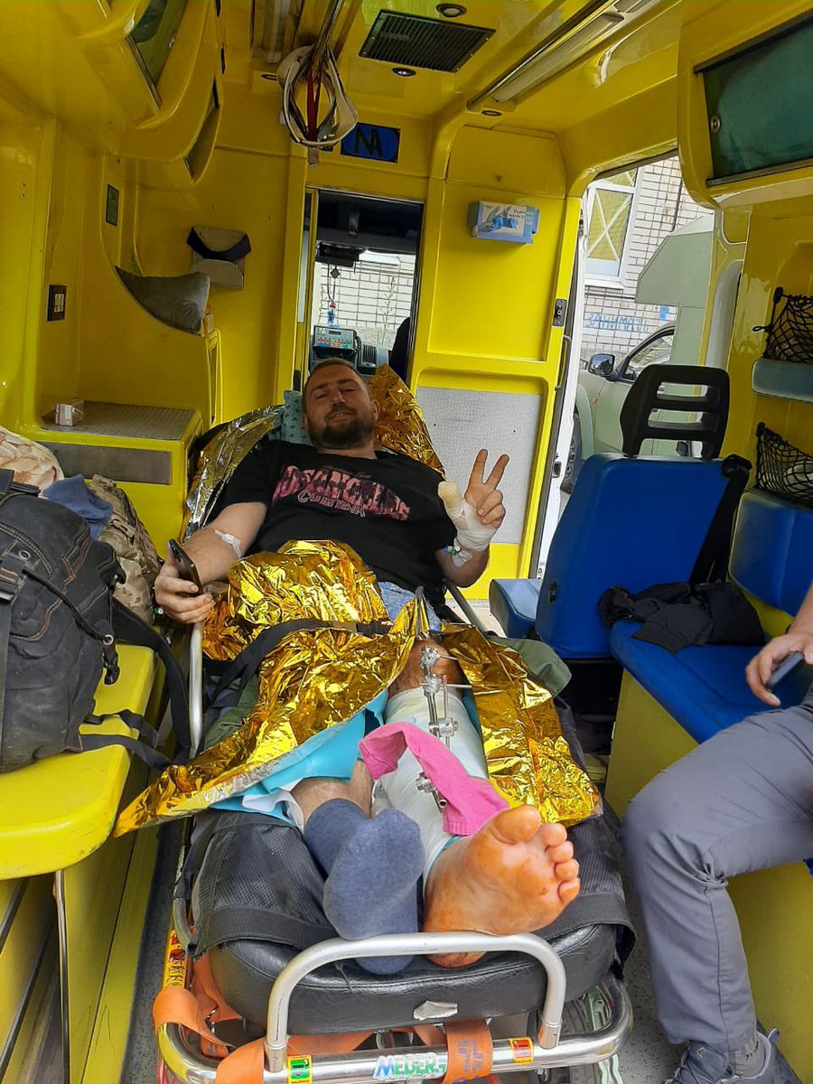 VvZiper's tweet image. Наша команда рятівників @lifesavecenter працює на сході, вчора була цікава евакуація, знайдіть відмінність на фото, це ще раз доказує незламність наших захисників.