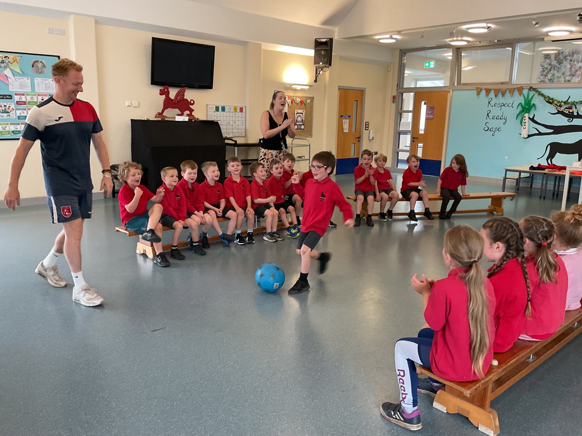 Mae dosbarth Barti Ddu wedi wneud yn wych yn y 'power shot' heddiw. Diolch i bawb am godi arian.
Dosbarth Barti Ddu have done fantastoc in the power shot today. Thank you all who have raised money.
⚽️ #dosbarthbartiddu