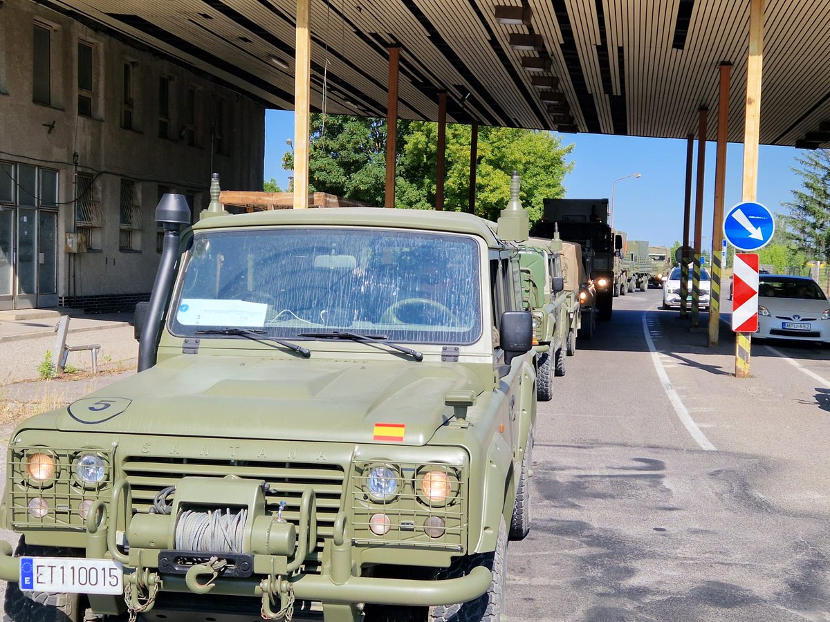 EMADmde's tweet photo. Finalizado el #StrongLineage25, las Fuerzas Armadas españolas 🇪🇸 lideran el repliegue. Una operación logística de gran complejidad, en la que deben coordinarse con múltiples actores 🇸🇰 🇭🇺 🇸🇮 y demuestra el compromiso de España como nación marco de la Brigada multinacional de la OTAN en Eslovaquia @NATOTFSlovakia y como nación líder de la actividad operativa. #MOPS @EjercitoTierra