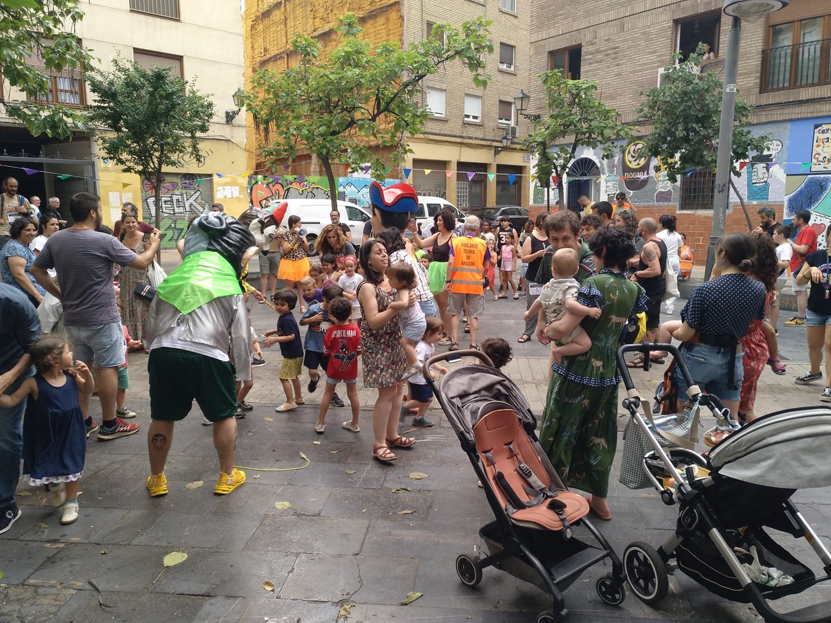 📸 Lo viernes disfrutemos a-saber-lo con as "Corridas de Pollos" d'a #Semana Cultural Madalena
Una fita anyal d'a que ya dengún/a puede dixar d'acudir en este empecipie de verano 🏃🏻‍♂️🏃🏻‍♀️