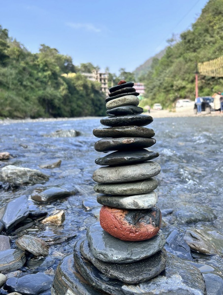 खुद अवगुण से भरे लोग
दूसरों में गुण ढूंढते हैं… !!💯