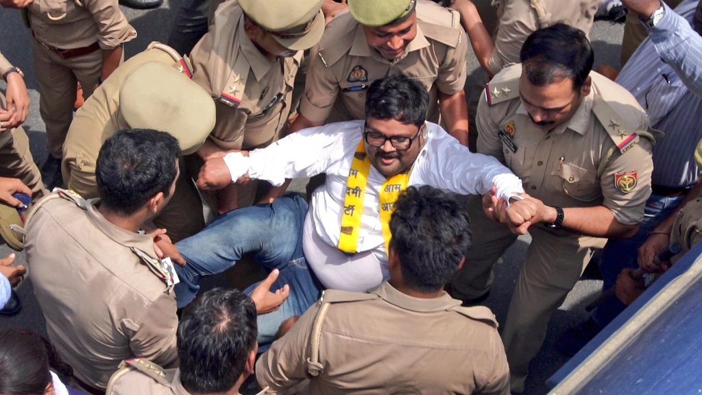AAPLkoMandal's tweet photo. योगी सरकार में बदहाल बिजली व्यवस्था और घंटों पॉवर कट के खिलाफ़ प्रदेश की राजधानी लखनऊ में अयोध्या प्रांत अध्यक्ष @VinayPatelAAP जी की उपस्थिति एवं जिलाध्यक्ष @ShabrezEram जी के नेतृत्व में विरोध प्रदर्शन कर रहे AAP कार्यकर्ता���ं को योगी की निकम्मी पुलिस ने किया गिरफ्तार https://t.co/syVCOiQJIN