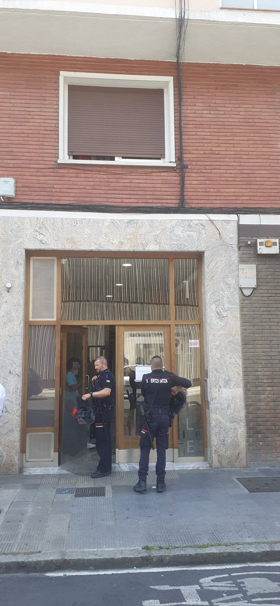 Adi! Txile kaleko lehen zenbakian etxegabetze bat  gauzatzen ari dira. Gerturatu

Están desahuciando a una familia en el numero 1 de la calle Chile. Acercaos!