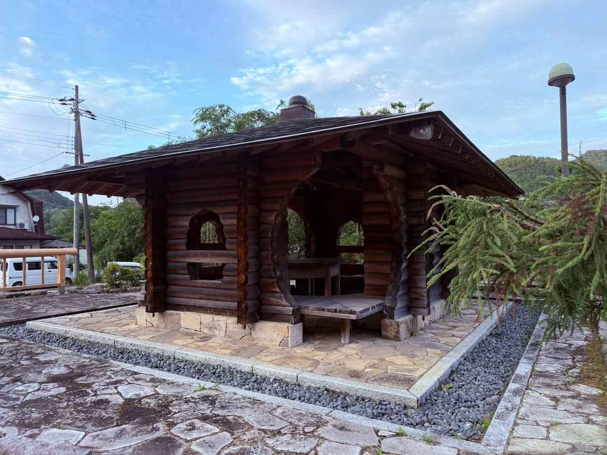 在山里吃荞麦面，百分之百纯荞麦的那种

除了这个面，其它都还行，包括风景、空气、小菜、烤串、啤酒……