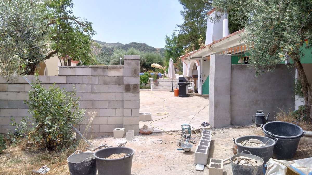 DuLibertarier's tweet image. Lekker bouwen! 💪
De ene helft van de #muur staat en is al gestuct. 
Nu de andere kant nog even afmaken zodat ook die gestuct kan worden. 

Kan al niet wachten om ze te mogen verven. 😁