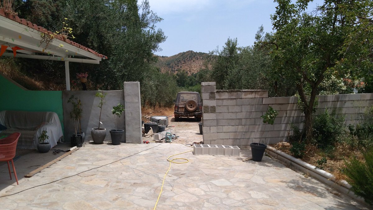 DuLibertarier's tweet image. Lekker bouwen! 💪
De ene helft van de #muur staat en is al gestuct. 
Nu de andere kant nog even afmaken zodat ook die gestuct kan worden. 

Kan al niet wachten om ze te mogen verven. 😁