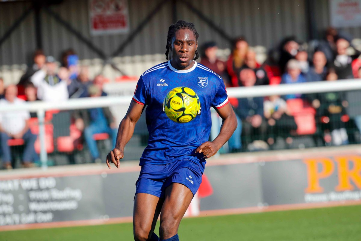🚨 𝗥𝗘𝗧𝗨𝗥𝗡𝗜𝗡𝗚 𝗕𝗟𝗨𝗘!  

We’re delighted to confirm that defender Emmanuel Oke will be back at Hartsdown Park for the 2025/26 season! 🔵🔥

After spells with King’s Lynn &amp; Hemel Hempstead, Oke is ready to make his mark again under Ben Greenhalgh. 👊💪 
Welcome back,