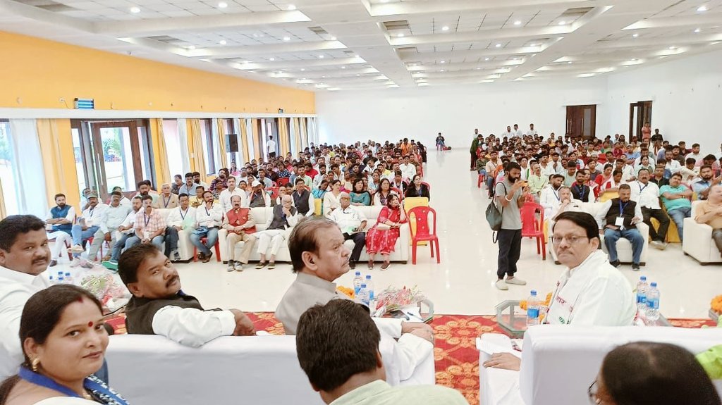 K Raju (@krajuinc) on Twitter photo ‘रांची नगर निगम क्षेत्र के कांग्रेस कार्यकर्ताओं का सम्मान’ कार्यक्रम में शामिल हुआ, जिसका आयोजन श्री <a href="/kr_congress/">Kumar Raja</a> (रांची ग्रामीण जिला कांग्रेस प्रेजिडेंट) एवं सुश्री #यशस्विनीसहाय (लोकसभा प्रत्याशी, रांची) द्वारा, <a href="/MahtoKeshavINC/">Keshav Mahto Kamlesh</a> जी की अध्यक्षता में किया गया।
<a href="/INCJharkhand_/">INCJharkhand</a> के ‘रांची नगर निगम क्षेत्र के कांग्रेस कार्यकर्ताओं का सम्मान’ कार्यक्रम में शामिल हुआ, जिसका आयोजन श्री <a href="/kr_congress/">Kumar Raja</a> (रांची ग्रामीण जिला कांग्रेस प्रेजिडेंट) एवं सुश्री #यशस्विनीसहाय (लोकसभा प्रत्याशी, रांची) द्वारा, <a href="/MahtoKeshavINC/">Keshav Mahto Kamlesh</a> जी की अध्यक्षता में किया गया।
<a href="/INCJharkhand_/">INCJharkhand</a> के