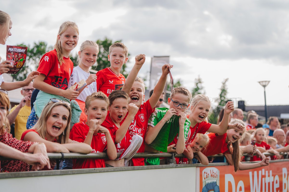 fctwente's tweet photo. 🔴 𝐃𝐞 𝐨𝐩𝐞𝐧𝐢𝐧𝐠 𝐯𝐚𝐧 𝐡𝐞𝐭 𝐬𝐞𝐢𝐳𝐨𝐞𝐧

⚽️ Zaterdag 28 juni (17.00 uur) speelt FC Twente in Deurningen tegen DSVD de eerste oefenwedstrijd van de voorbereiding op het nieuwe seizoen. 

🎫 𝘛𝘪𝘤𝘬𝘦𝘵𝘴 𝘻𝘪𝘫𝘯 𝘷𝘦𝘳𝘬𝘳𝘪𝘫𝘨𝘣𝘢𝘢𝘳 𝘷𝘪𝘢: https://t.co/d9sCHSpCKm 

#FCTwente