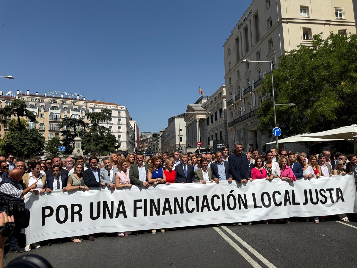 PPEivissa's tweet photo. 🔹Los alcaldes y concejales de 🇪🇸 han participado en la concentración convocada por la Federación Española de Municipios y Provincias para reclamar a Sánchez una financiación justa para las entidades locales 

📍Como no puede ser de otra manera, @PPEivissa ha estado allí https://t.co/szboueP6aN