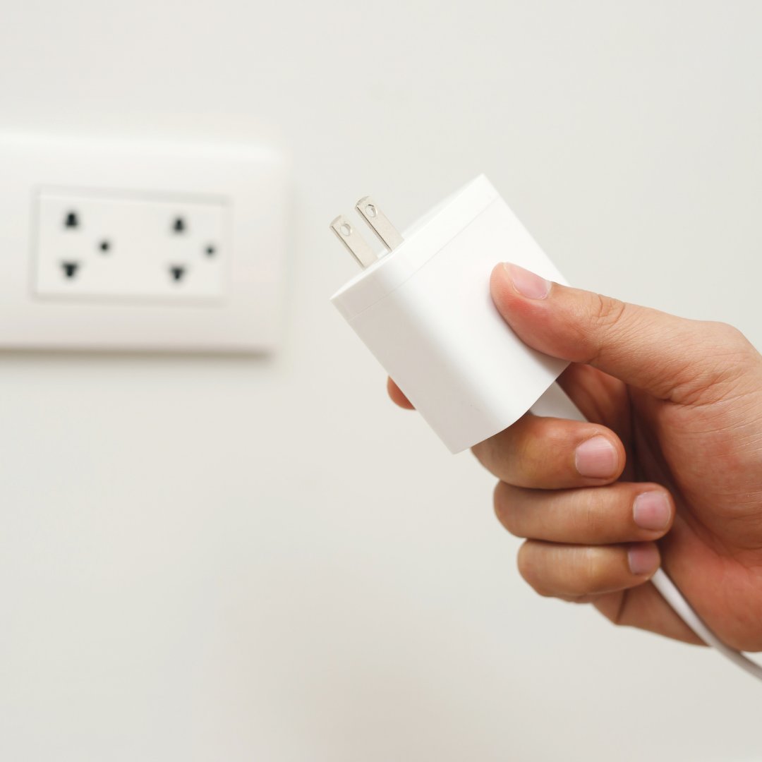 During a storm, lightning can damage electronics. Your plan of action? Unplug devices and appliances. It’s a bonus if you wait to bathe or shower—water pipes can carry electricity! howardcountymd.gov/health/emergen…
