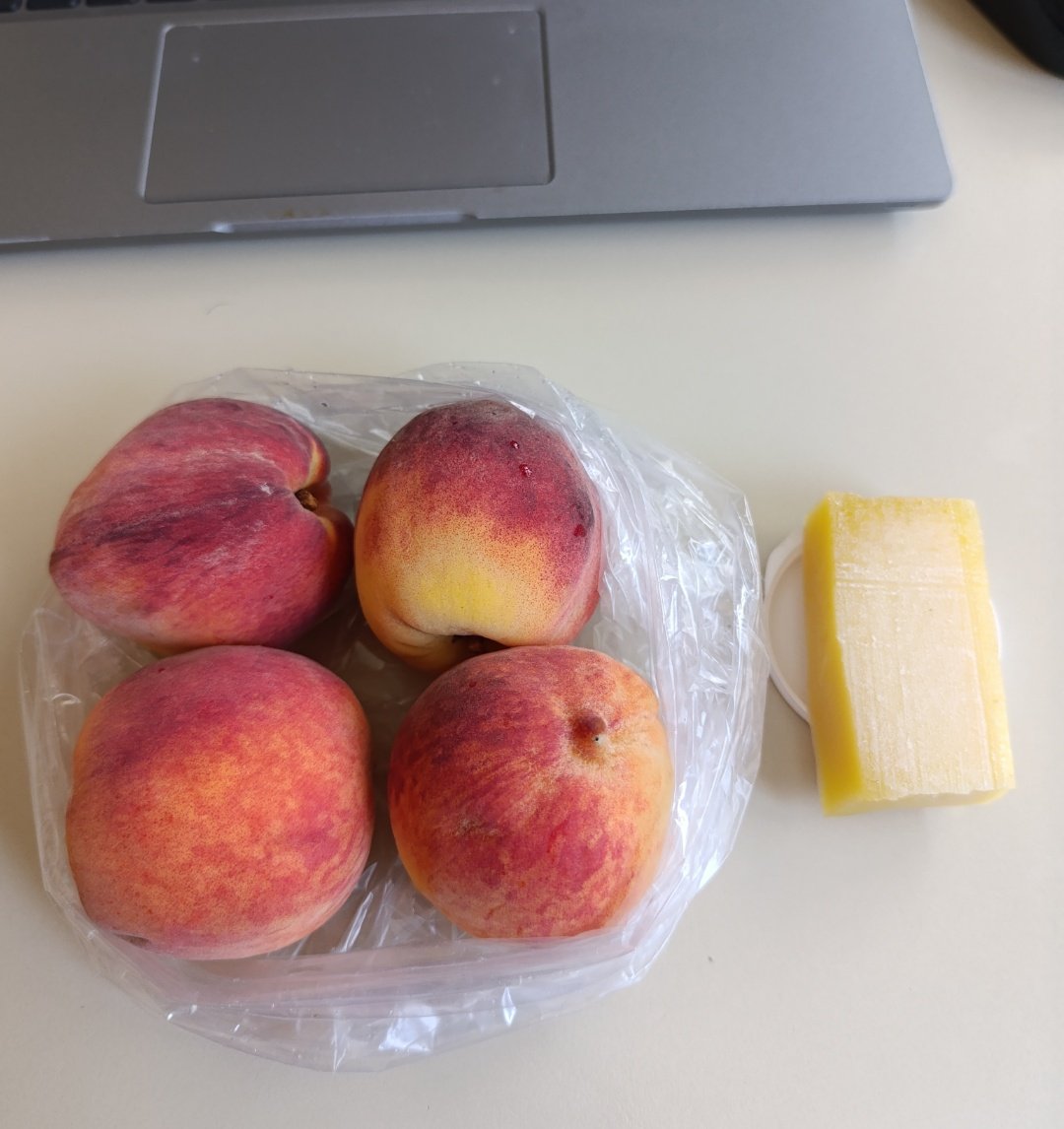 What's stopping you from snacking on local peaches and Parmigiano Reggiano cheese at the office? 🍑🧀