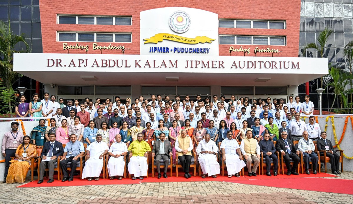 OfficialJipmer's tweet image. Hon’ble Vice-President Shri Jagdeep Dhankhar visited #JIPMER on June 16, 2025, for a talk on “Environmental Sustainability in Building the Nation.” 🌱
He planted saplings for #EkPedMaaKeNaam 🌳& praised JIPMER as a beacon of medical excellence! 🇮🇳💚
#GreenIndia @Jagdeepdhankad