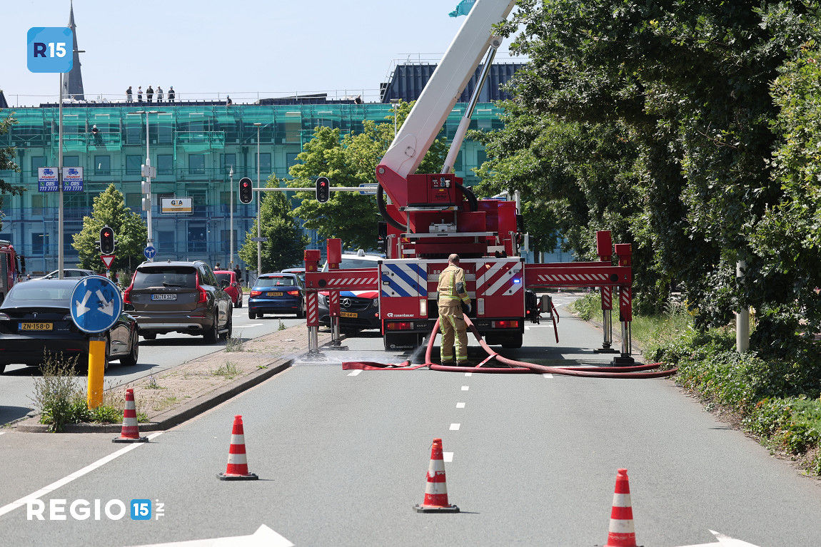 Brand ontstaan tijdens werkzaamheden op het dak van het Provinciehuis op de #ZuidHollandlaan in #DenHaag. Er is opgeschaald naar ‘zeer grote brand’.
