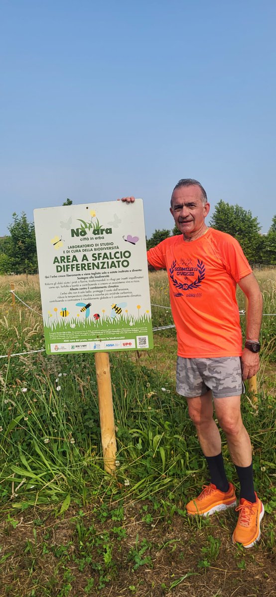 Testimonial del progetto “Novara, città in erba” 🌳🌿 di @legambiente_ilpioppo sostenuto da <a href="/fcn_onlus/">Fondazione Comunità Novarese ef</a>  anche il Consigliere Prof. Mauro Campanini in posa accanto a un cartello che segnala lo #sfalcio #differenziato.
Per saperne di più 👉rb.gy/7wvztn
#novaracittainerba