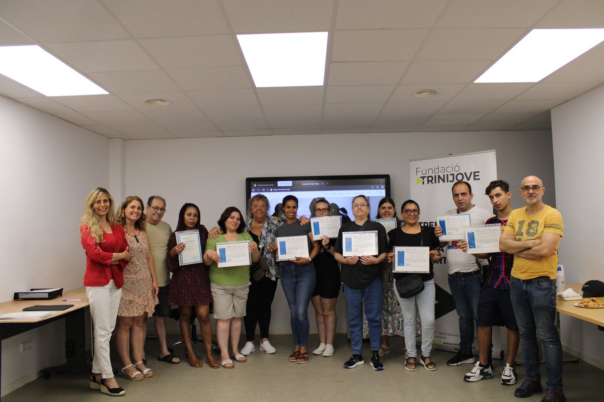 📝 FORMACIÓ TRINIJOVE / Aquest matí s'han entregat els diplomes a les persones que han completat el Curs Incorpora d'Auxiliar de rebosteria i cuina 🧑‍🍳🍰

Han adquirit competències per a treballar al sector amb la col·laboració d' @acyrebarcelona i @ibersolgroup 👏🔝