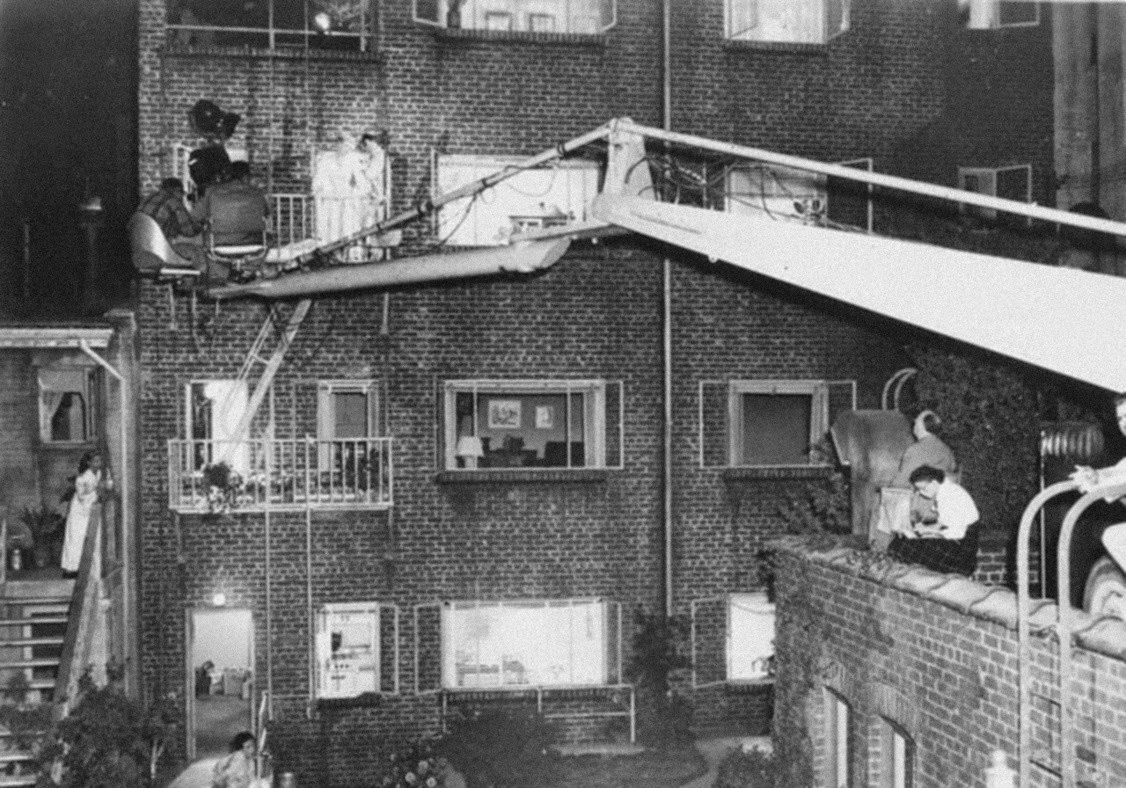 goldenagefilm's tweet photo. Some great #BTS photos from Alfred Hitchcock’s classic 1954 mystery-thriller, Rear Window. Starring Jimmy Stewart and Grace Kelly, with a supporting cast including Thelma Ritter and Wendell Corey. https://t.co/4J9GUD7Kd8