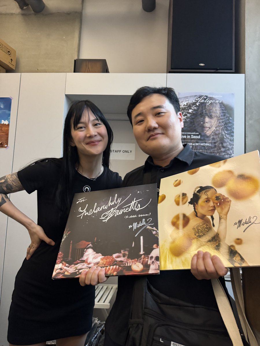 HxC_BlackMurder's tweet image. 김밥레코즈에서 열린 사인회에서, Japanese Breakfast의 Michelle Zauner와 함께 #MichelleZauner #미셸자우너 #JapaneseBreakfast #재패니즈브렉퍼스트 #김밥레코즈 #GimbabRecords #홍대 #Hongdae #서울 #Seoul