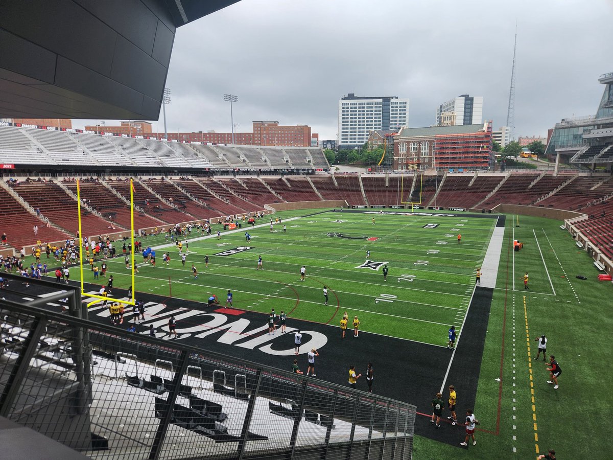 _evanmaynard's tweet image. Had a great time yesterday at @GoBEARCATS with @Petergraham_34. Thanks to @CoachCFitch17 for the invite and @CoachDawkins1 for the drill work and taking the time to work with me. @TeaysVikings @CoachJoelWMSTV #hopeboyz #fearthehorns