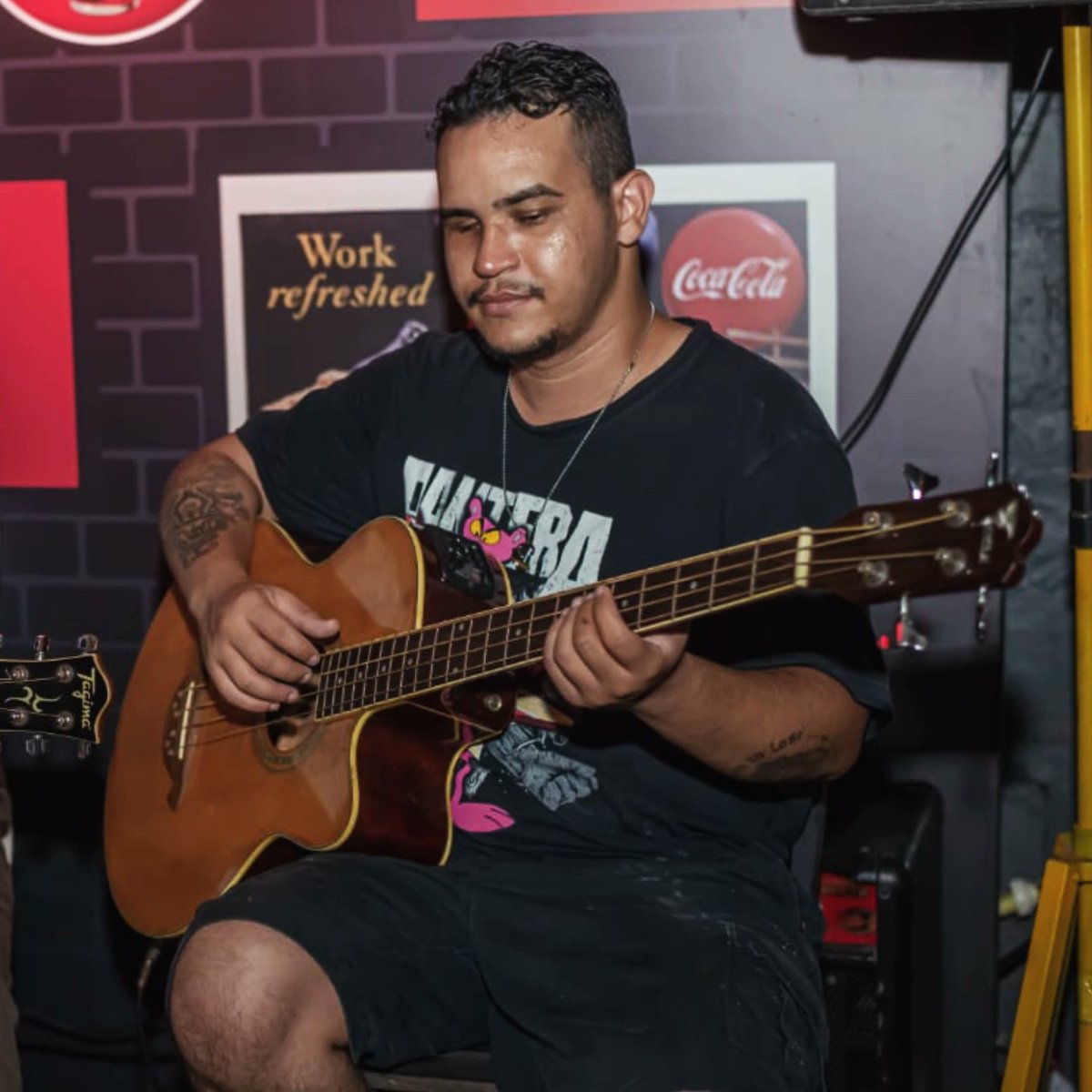 mosque_cyclop's tweet photo. Hoje, Daniel "Pirata" Mesquita faz 27 anos. O baixista que começou na Mundo Atmosférico entre 2018 e 2022, hoje integra a Caos Devasta e a Hipnose Death, além de se dedicar a projetos acústicos e ao estudo do violão erudito.

Temos fãs da Caos Devasta por aqui? https://t.co/LKokBBjkxb