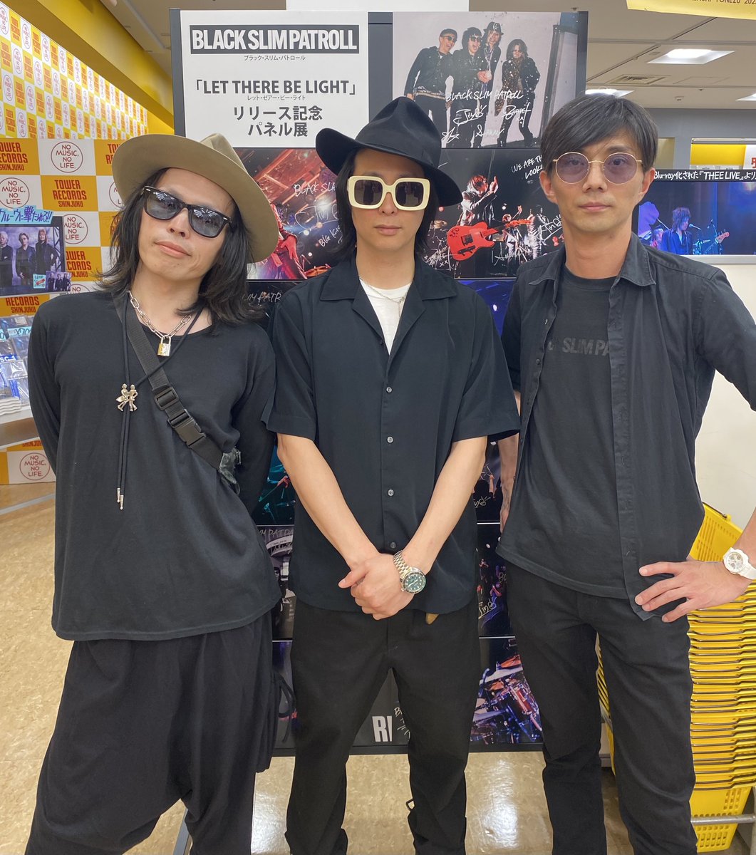 【#BLACKSLIMPATROLL】
＼令和の新型ロックンロール⚡／

本日、初のフルアルバム『LET THERE BE LIGHT』をリリースしたBLACK SLIM PATROLLから3名様がご来店🙌

9F中央通路展開場所にサインとコメントいただきました！

イカしたパネル展も開催中。
こちらはお買い上げのお客様に抽選でプレゼント🎁