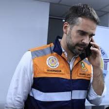 Tragicamente, a primeira foto é de hoje. Já são 33 cidades atingidas, água subindo nas casas da Região Metropolitana, 19 rodovias com bloqueio, milhares fora de casa e uma vítima das enchentes no Rio Grande do Sul.

Já a segunda foto é do ano passado. Onde está o governador
