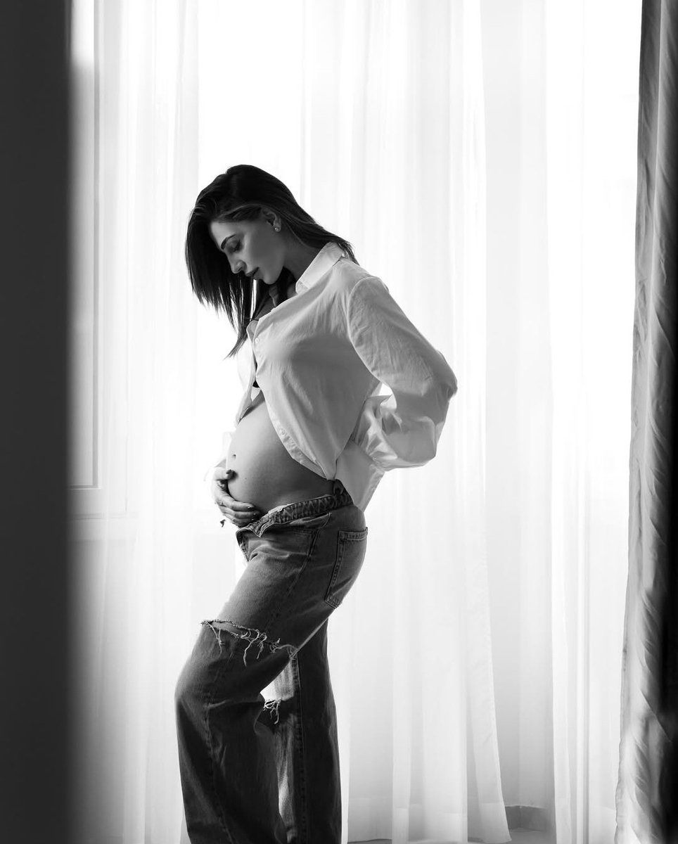 donatda's tweet photo. #annatatangelo sulla sua pagina annuncia che diventerà mamma per la seconda volta.
E lo annuncia con queste parole:"Oggi sei tu la mia scelta di libertà. Un altro nuovo inizio che la vita mi dona. lo ti aspetto qui, per adorarti e proteggerti con tutta l'Anna che sono. " https://t.co/6r82EqbSDx