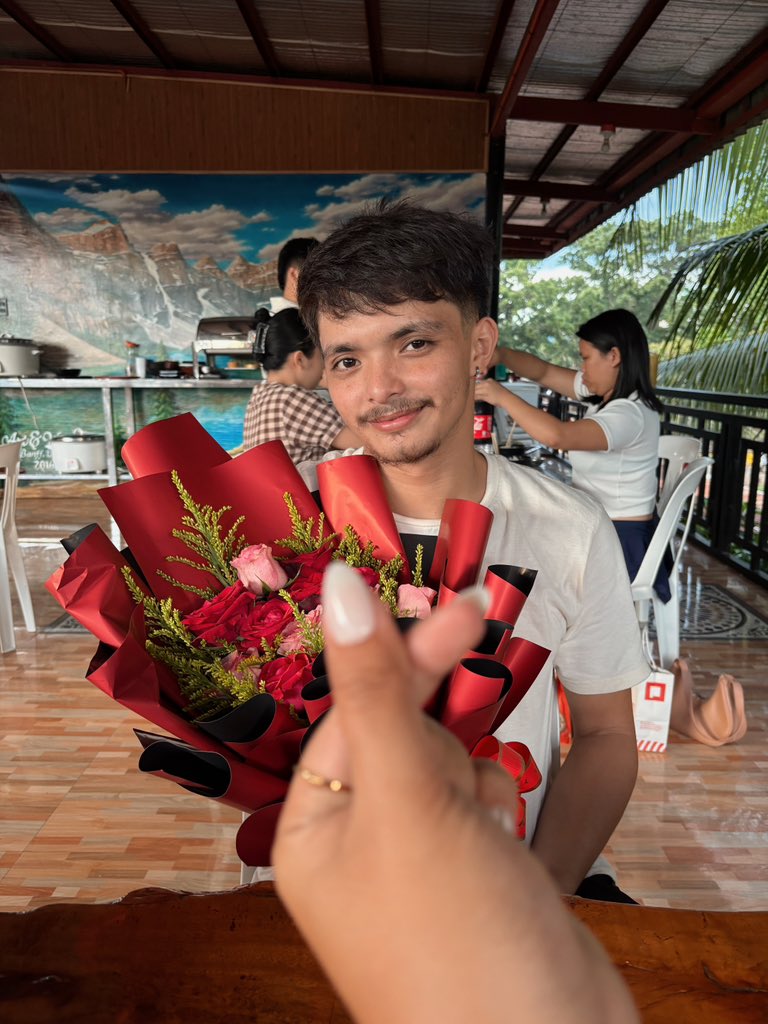 BundayJurolan's tweet photo. Abi ko bag mag sugba2 ra unta tas balay 🙄
Maypa surprise dinner man diay si Yonkobs 🥰
Thankyouuuuu Bud sa pa dinner and pa flower! 🫶🏼😍 
Iloveyouuuuuuuu! 😘 
Happy Anniversary! 🫶🏼 https://t.co/5ZgM8UbM3x