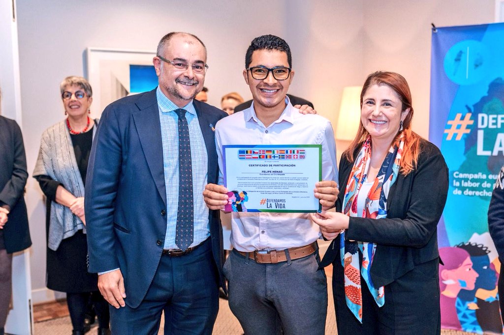 El #EquipoEuropa reafirma su compromiso inquebrantable con los defensores y las defensoras de derechos humanos de Colombia, y su indispensable labor de defensa de sus comunidades y sus territorios. No están sol@s. Junt@s, #DefendamosLaVida 🇪🇺🇧🇪🇨🇿🇩🇪🇩🇰🇮🇪🇪🇦🇫🇷🇮🇹🇭🇺🇳🇱🇦🇹🇵🇱🇵🇹🇷🇴🇫🇮🇸🇪🇳🇴🇨🇭🇬🇧