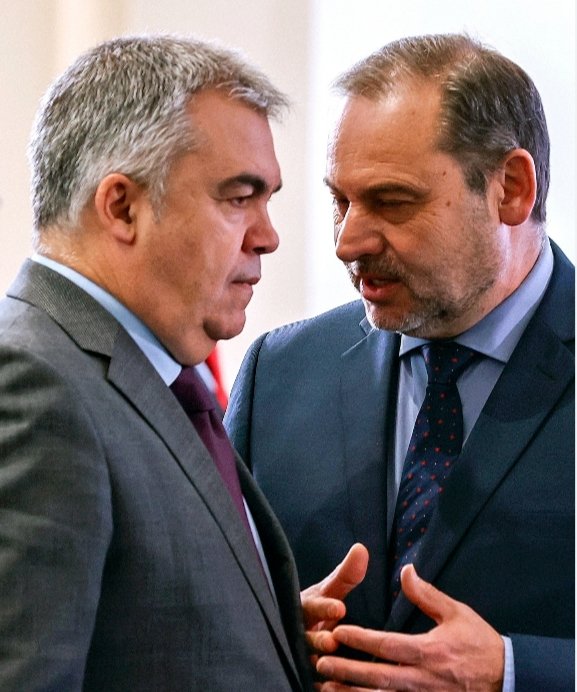 jose asekas (@joseasekas) on Twitter photo Ábalos a Santos Cerdán: "si se entera Pedro nos echa del partido". Respuesta de Santos Cerdán: "no quiero ni pensarlo, me corta la cabeza".
¿Estos audios no te interesan verdad?
<a href="/A3Noticias/">Antena 3 Noticias</a> <a href="/PSOE/">PSOE</a> <a href="/ppopular/">Partido Popular</a>
<a href="/sumar/">Sumar</a> <a href="/vox_es/">VOX 🇪🇸</a>
#SantosCerdan Ábalos a Santos Cerdán: "si se entera Pedro nos echa del partido". Respuesta de Santos Cerdán: "no quiero ni pensarlo, me corta la cabeza".
¿Estos audios no te interesan verdad?
<a href="/A3Noticias/">Antena 3 Noticias</a> <a href="/PSOE/">PSOE</a> <a href="/ppopular/">Partido Popular</a>
<a href="/sumar/">Sumar</a> <a href="/vox_es/">VOX 🇪🇸</a>
#SantosCerdan