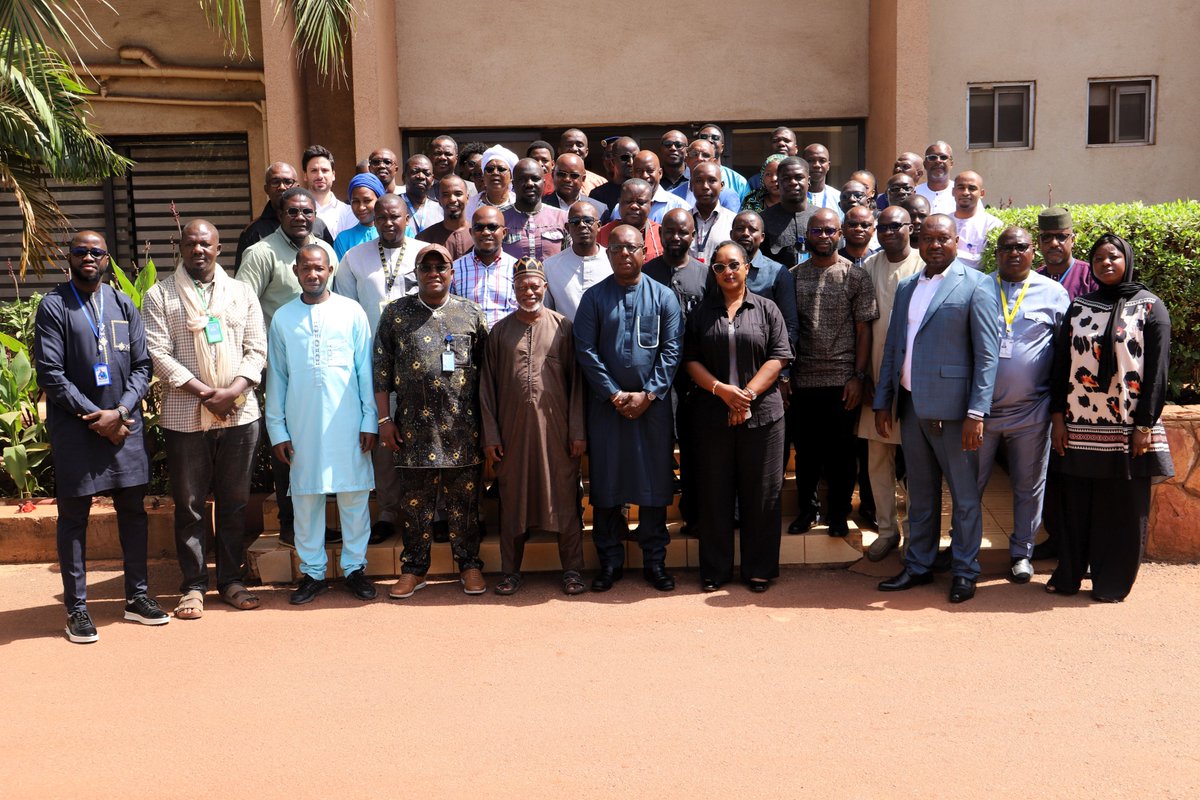 FAOMali's tweet photo. #HappeningNow #Mali 🇲🇱 @FSCluster 
Plus d'une cinquantaine d'acteurs de la sécurité alimentaire sont réunis à #Bamako pour planifier conjointement, de manière détaillée et rigoureuse, la réponse de l'Etat et de ses partenaires pour le secteur de la sécurité alimentaire. https://t.co/rszUwtOtUp