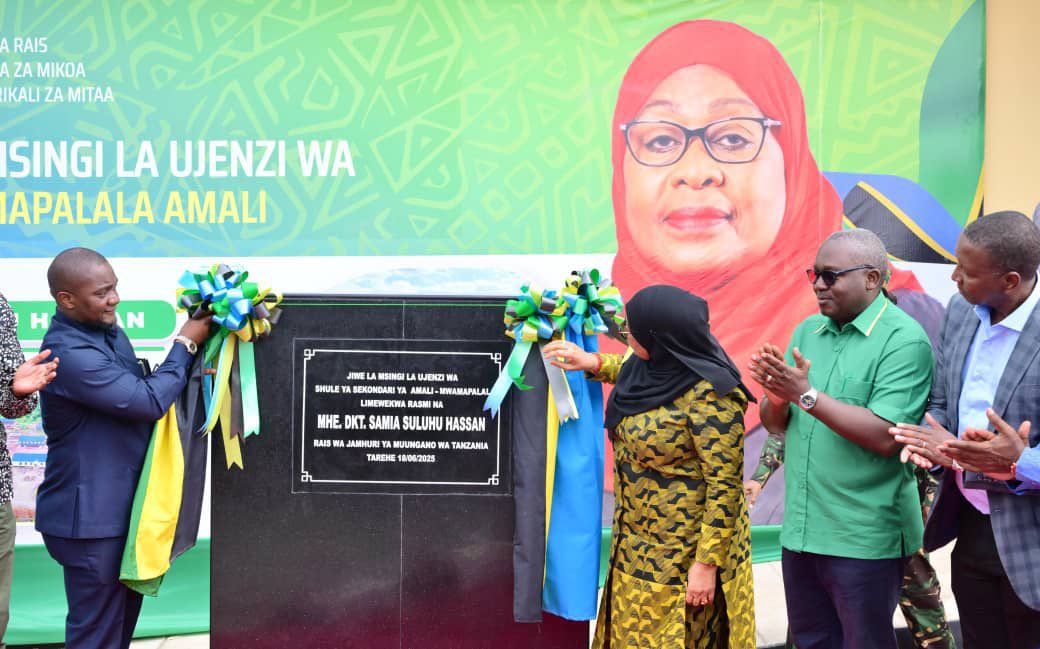 Rais Samia Suluhu Hassan ameweka jiwe la msingi katika ujenzi wa Shule ya Amali Mwamapalala, Itilima, ikiwa ni miongoni mwa shule 26 mpya za aina hiyo nchini. Amesisitiza kuwa lengo ni kuwapa vijana ujuzi wa kujitegemea baada ya kidato cha nne.

#KumenogaSioMchezo