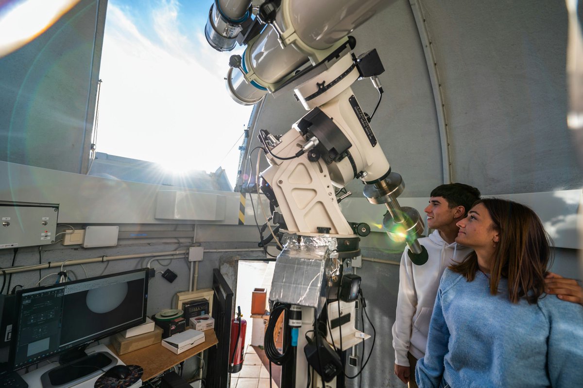 🌞 Viu una aventura astronòmica de dia amb l’experiència Diürna en 3D!

Durant 2 hores, un astrònom expert t’acompanyarà en un viatge captivador per descobrir el Sol.

Tots els detalls:
parcastronomic.cat/experiencia/ex…