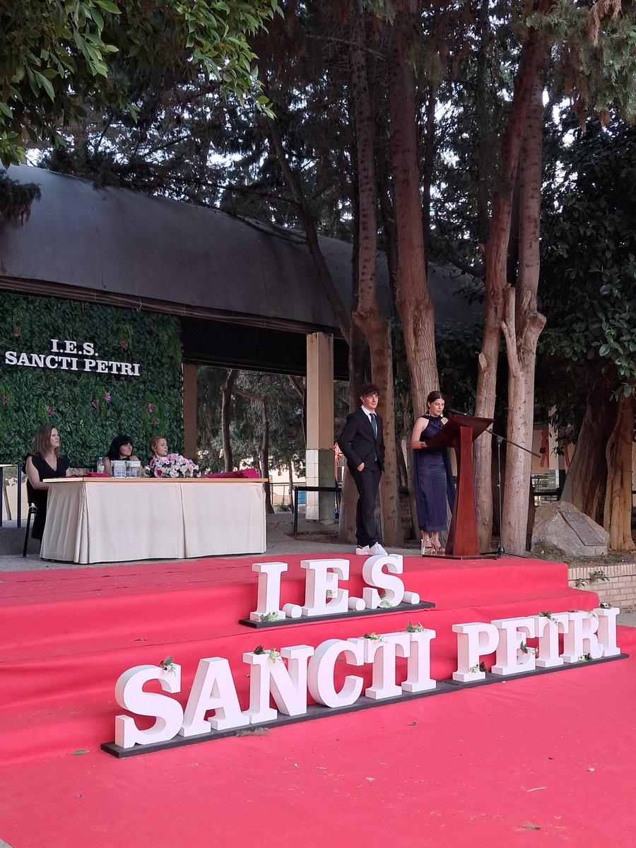 🎓 Ayer vivimos la primera tarde de grandes emociones.  Enhorabuena por todo el trabajo, sacrificio y esfuerzo para intentar alcanzar vuestro sueño.  Os deseamos todo lo mejor en la nueva etapa que comenzáis y recordad que el IES Sancti Petri siempre será vuestra casa.