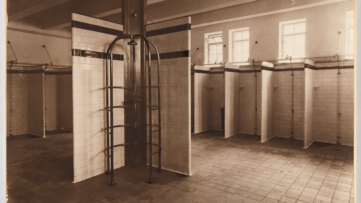 Anna Stärk (@annasta3rk) on Twitter photo Im 19. Jahrhundert leben die meisten Wiener:innen in Wohnungen ohne Fließwasser. Zur Verbesserung der Hygiene gibt es ab den 1880ern „Tröpferlbäder“: Zum Preis einer Eintrittskarte können Menschen dort 30 Minuten lang duschen. 1/6 Im 19. Jahrhundert leben die meisten Wiener:innen in Wohnungen ohne Fließwasser. Zur Verbesserung der Hygiene gibt es ab den 1880ern „Tröpferlbäder“: Zum Preis einer Eintrittskarte können Menschen dort 30 Minuten lang duschen. 1/6