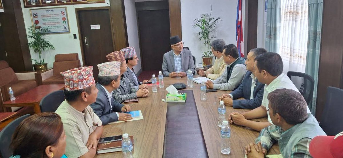 हामी, नेपाली कांग्रेस र नेकपा एमालेबाट निर्वाचित जनप्रतिनिधि तथा पार्टीका नेतृत्वतहका साथीहरूको संयुक्त टोलीले आज नेपाल सरकारका उपप्रधान तथा अर्थमन्त्री माननीय विष्णु पौडेलसँग भेट गरी निम्न विषयमा छलफल गरेका छौं। 
१. लेले-भारदेउ-चन्दनपुर- ठूलादुर्लुङ्ग मोटर बाटोमा बिनियोजित रू.