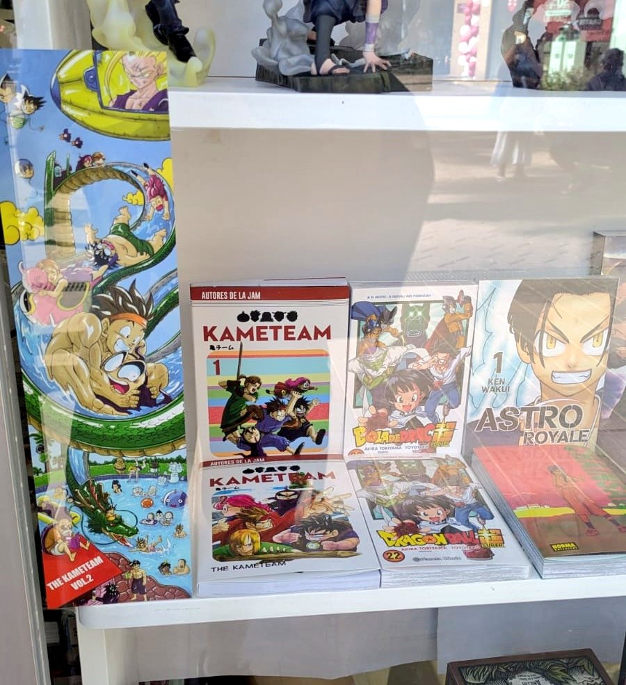 Siento ser pesado pero me hace TANTA ILUSIÓN...!!

TheKameTeam oficialmente A LA VENTA!!
Y expuesto junto a Dragon Ball...es como muy distópico para mi,

1000 gracias a todxs por el apoyo!!!