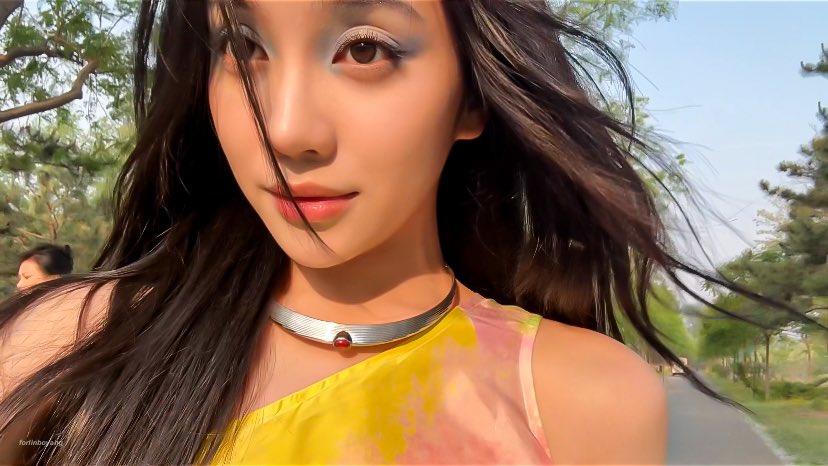 golden light danced on her skin like love in its softest form ☀️✨

#林博洋 #linboyang