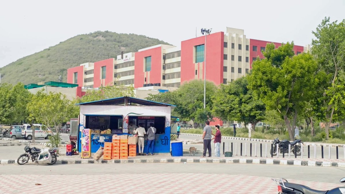 सिर्फ देखने मे ये बड़ी इमारत लग रही है लेकिन काम झोलाछाप डॉक्टरों वाले भी नही हो पा रहें हैं इसमें...!

#SaveNalharMedicalCollege 
#SaveNalharMedicalCollege 
#SaveNalharMedicalCollege